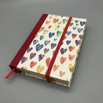 Buch Leinenrücken Gummiband handgebunden Notizen Herzen bunt rot